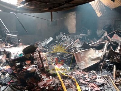 Un incendio destruyó de manera total un depósito en el barrio Santa Genoveva