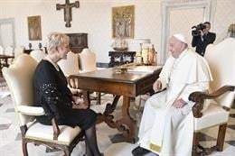 La directora ejecutiva del Programa Mundial de Alimentos de las Naciones Unidas, Cindy McCain, con el Papa Francisco