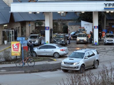 Villa la Angostura planea implementar una Tasa Vial a los combustibles