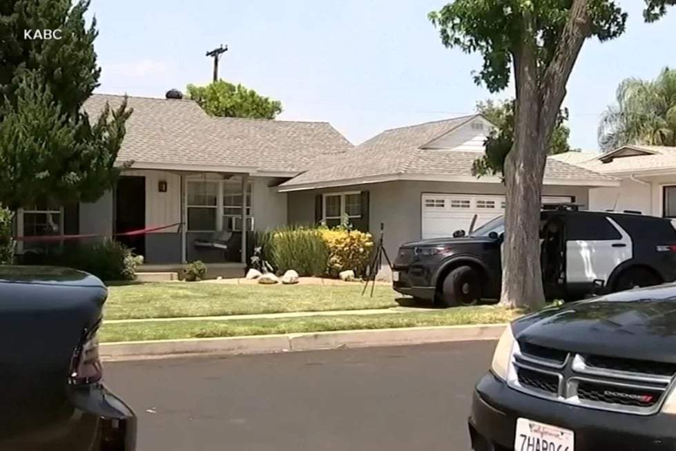 Esta imagen, extraída de un video proporcionado por KABC, muestra la escena en una vivienda donde las autoridades investigaban el apuñalamiento mortal del actor James Handy el miércoles 3 de junio de 2026 en Los Ángeles.