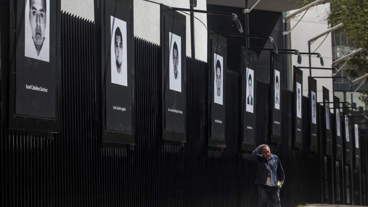 En las rejas del Senado de la República se inauguró la exposición "Desaparición forzada, vivos se los llevaron vivos los queremos". 2018