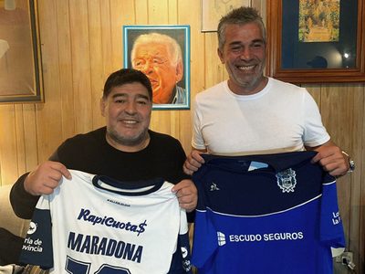 Desde Maradona hasta Russo: los DTs que fallecieron en plenas funciones