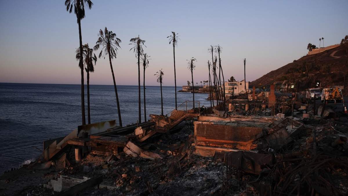 Casas a lo largo de la costa del Pacífico quemadas hasta los cimientos después del incendio Palisades