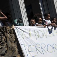Italia: Cañones de agua contra refugiados