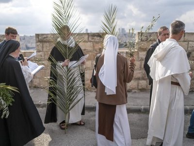 Miles de personas celebran Domingo de Ramos en Jerusalén