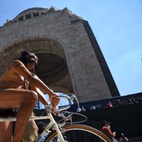 “Ahora sí me ves”: ciclistas recorren desnudos calles de la CDMX