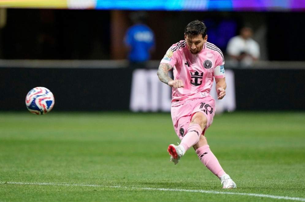 Lionel Messi anota de tiro libre el segundo gol del Inter Miami ante el FC Porto en el Mundial de Clubes