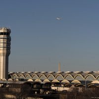Vuelo de pasajeros y avión de Fuerza Aérea son desviados para evitar colisión en aeropuerto de EU