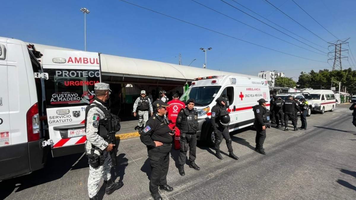Paramédicos y elementos de la Guardia Nacional en la zona del accidente