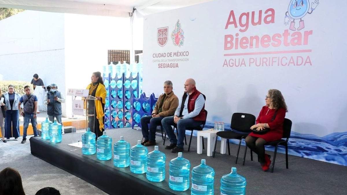 La distribución de agua a cinco pesos por garrafón se realiza en colonias y pueblos con alto estrés hídrico.