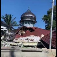 Sismo de magnitud 6.2 causa daños en la isla indonesia de Sumatra