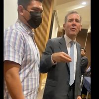 "Usted no es bienvenido en la UNAM": estudiante increpa a Lorenzo Córdova (Video)