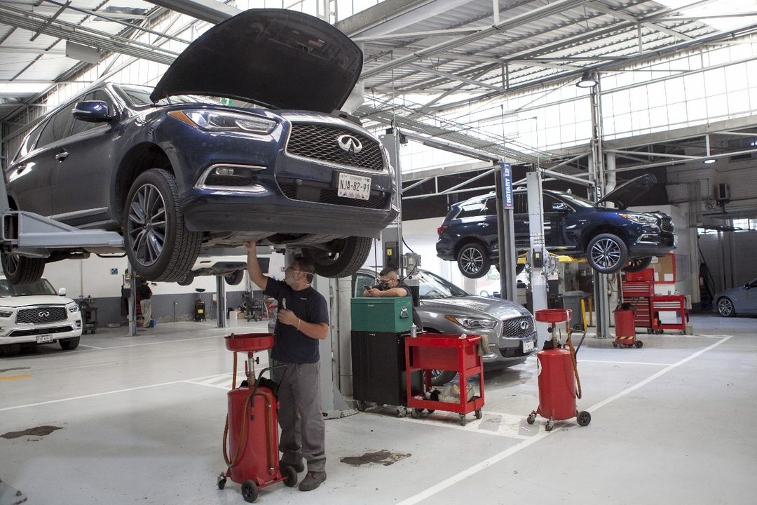 Empleados de agencia automotriz Miguel Dimayuga