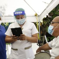 Este país de América Latina también aplicará una tercera dosis de la vacuna contra el coronavirus