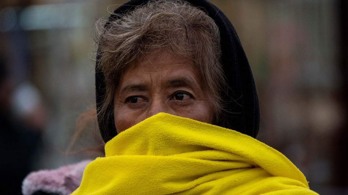 Se recomienda a la población utilizar al menos tres capas de ropa