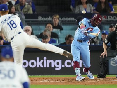 Schwarber se destapa con dos jonrones y los Filis vencen 8-2 a Dodgers para evitar la barrida