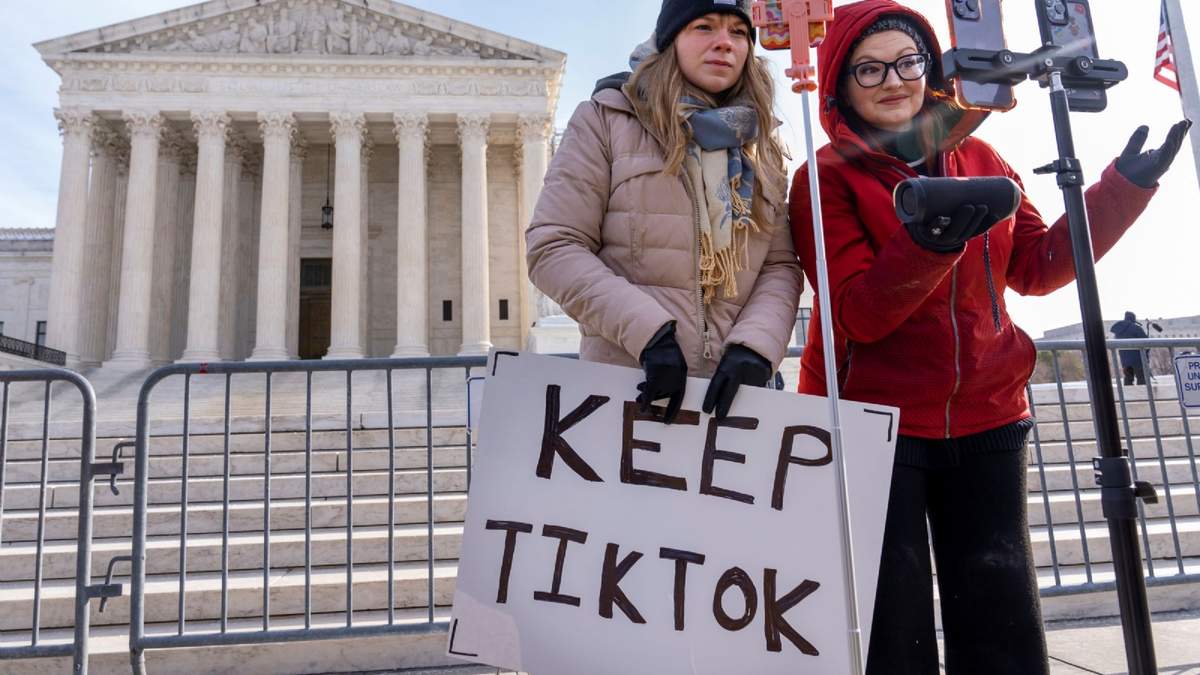 Creadores de contenido afuera de la Corte Suprema en Washington