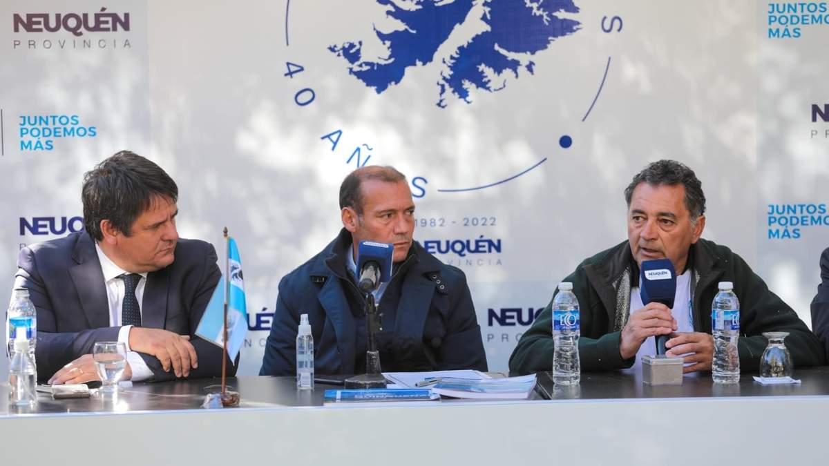Omar Gutiérrez, Mariano Gaido y el presidente del centro de veteranos Malvinas Argentinas, Francisco Sánchez. Fuente: (Twitter)