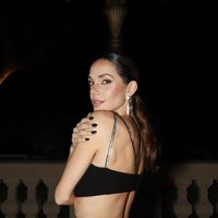 El look futurista de Julieta Nair Calvo que resalta en las noches de otoño