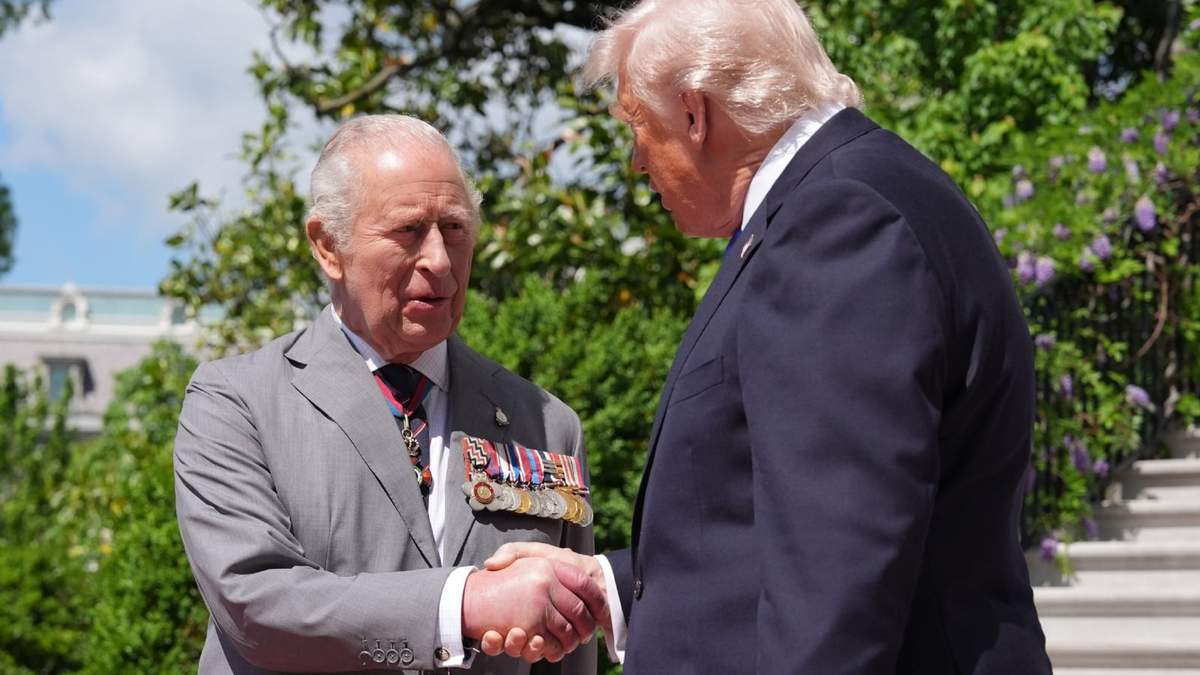 El presidente Donald Trump conversa con el rey Carlos III de Gran Bretaña durante su partida en el jardín sur de la Casa Blanca, el jueves 30 de abril de 2026, en Washington