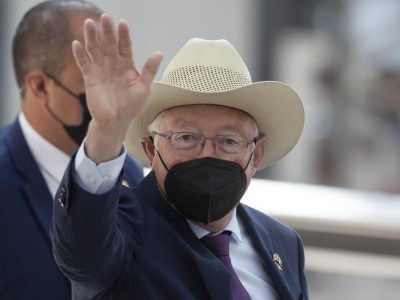 Ken Salazar acude a Palacio Nacional tras fallo de la Corte por reforma eléctrica