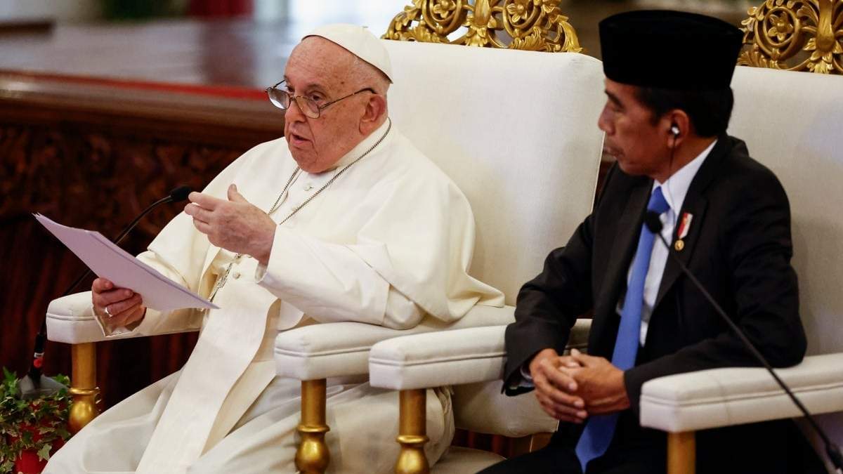El Papa Francisco, a la izquierda, pronuncia su discurso ante la mirada del presidente indonesio, Joko Widodo, durante una reunión con las autoridades indonesias, la sociedad civil y el cuerpo diplomático, en el marco de su visita apostólica a Asia, en el Palacio Presidencial de Yakarta
