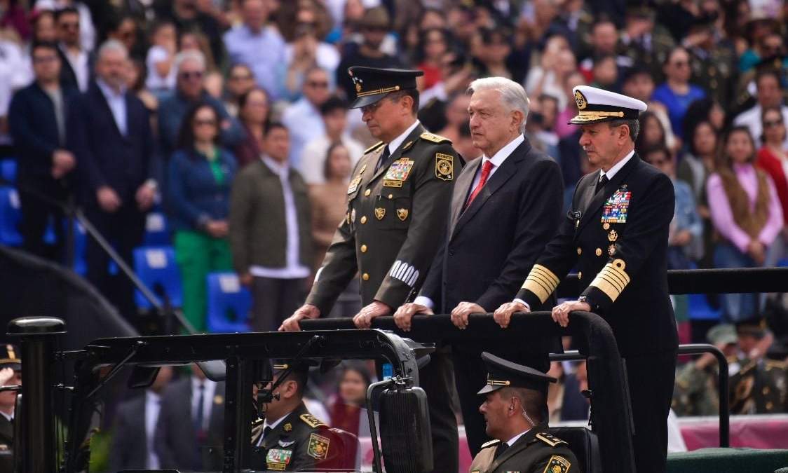 López Obrador con los secretarios de la Defensa y Marina. Apertura simulada