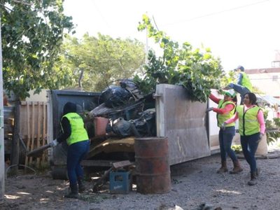 La municipalidad limpió un patio insalubre en el barrio Jaime de Nevares tras años de acumulación de basura