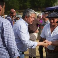 Rolando Figueroa visitó la Fiesta Provincial del Asado con Cuero y destacó las obras públicas que realiza el gobierno provincial