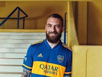 De Rossi posó con la nueva camiseta de Boca