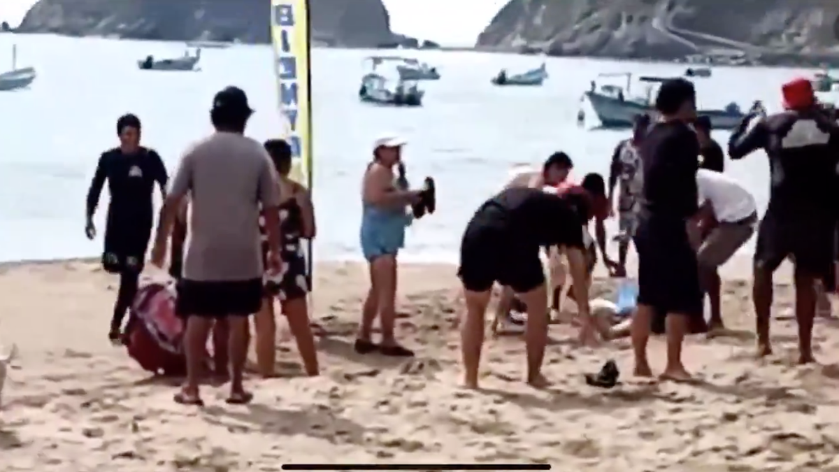 El momento en el que la mujer atacada fue sacada del mar