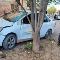 Un auto se estrelló contra una casa: el conductor tenía 2,26 de alcohol en sangre