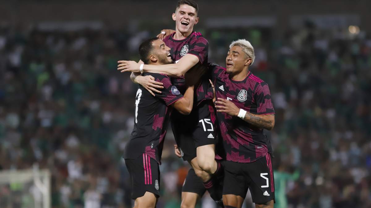 Festejo en el partido de México vs Surinam