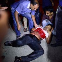 Mueren dos policías en ataque del Estado Islámico a restaurante en Bangladesh