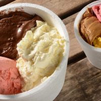 No tires los potes de helado y creá jarrones más lindos y económicos que los de las casas de decoración