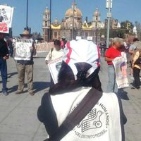 Padres de los 43 de Ayotzinapa y policías se enfrentan a la entrada de la Basílica