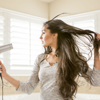 El truco perfecto para usar el secador y decirle adiós al frizz en tu cabello