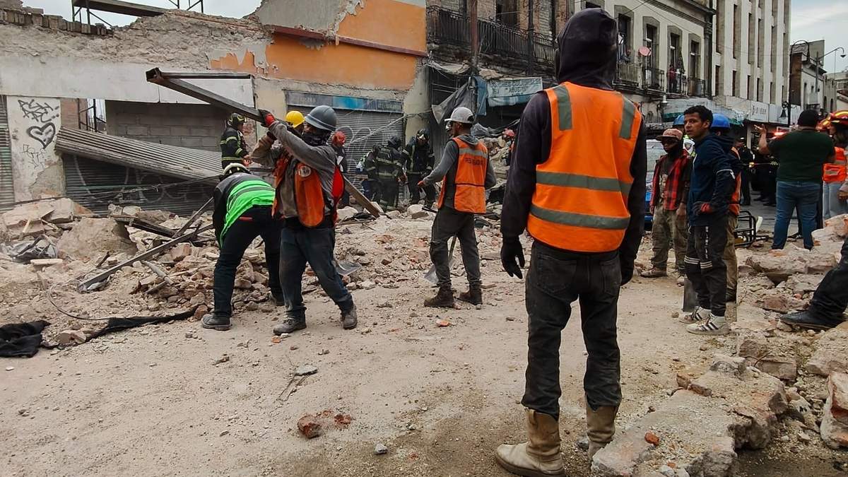 Personal de la Secretaría de Gestión Integral de Riesgos y Protección Civil (SGIRPC) laboran en el sitio del incidente