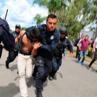 Se enfrentan antimotines y maestros de la CNTE en Michoacán