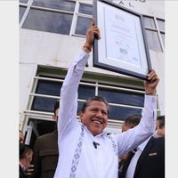 David Monreal promete que no habrá saqueos ni "año de Hidalgo" al recibir su constancia de mayoría