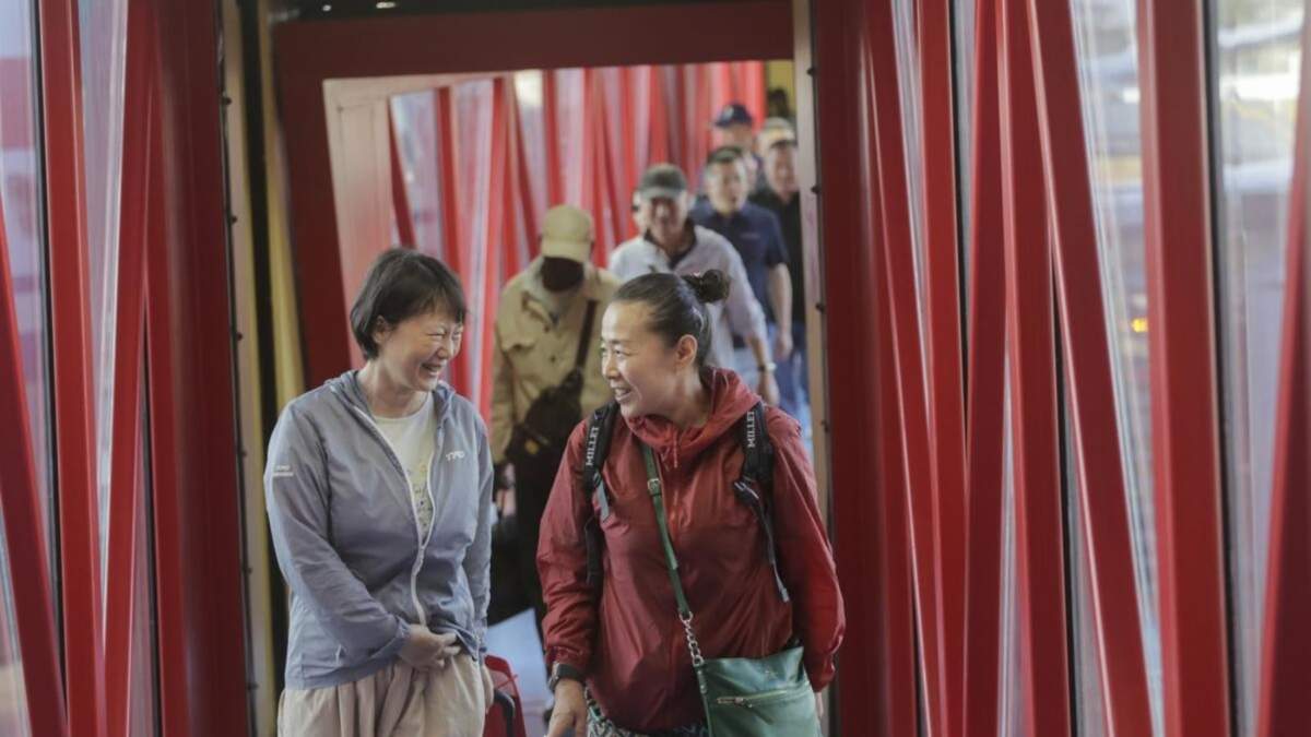 Pasajeros llegan en un avión con el que se reanudaron los vuelos de Air China a Cuba luego de que el gobierno de la isla cancelara el requisito de visa para los ciudadanos chinos