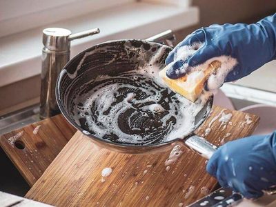 El secreto de las abuelas para dejar tus sartenes impecables con solo 5 ingredientes fáciles de conseguir