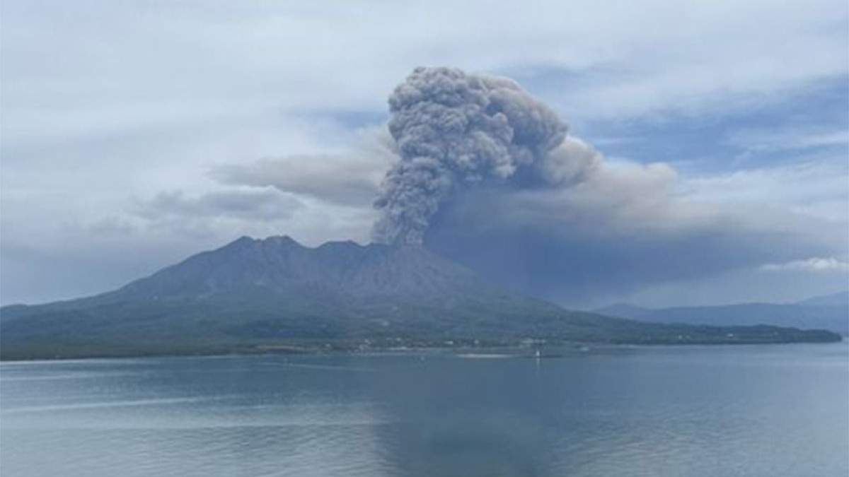 El volcán Sakurajima tiró cenizas a gran altura
