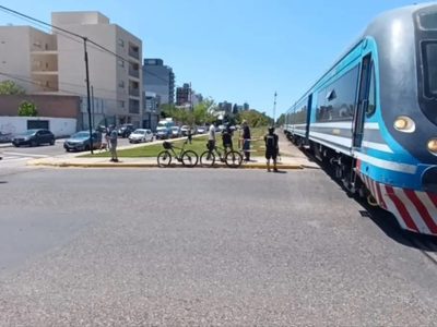 Intentó cruzar las vías con el tren encima, pero le salió mal