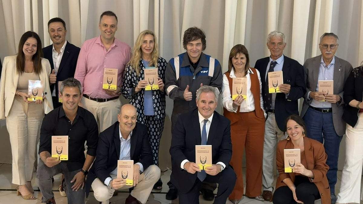 Milei le obsequió a todo su Gabinete (y ex ministros) una copia del libro “Defendiendo lo indefendible” del economista Walter Block.