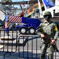 Entre curiosos y bajo resguardo militar siguen labores para retirar vagón siniestrado del Metro