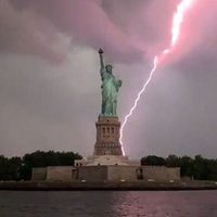 El impactante video de un rayo que golpea la Estatua de la Libertad
