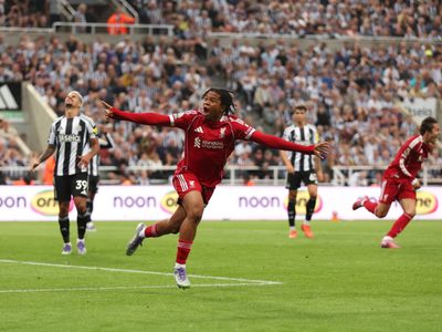 Rio Ngumoha, de 16 años, anota agónico gol para que Liverpool derrote 3-2 al Newcastle