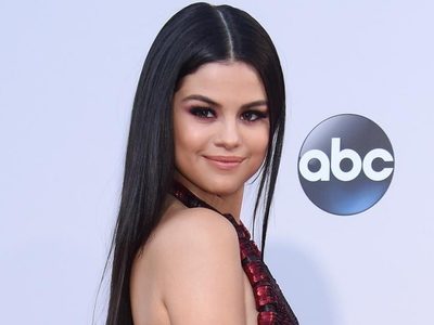 Selena Gómez se quita la bata y deja ver algo inesperado en una zona impensada ¿Qué es eso?