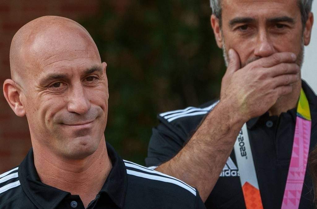 Luis Rubiales, presidente de la RFEF, y el entrenador Jorge Vilda después de su victoria en la Copa Mundial en el Palacio de La Moncloa en Madrid, el 22 de agosto de 2023